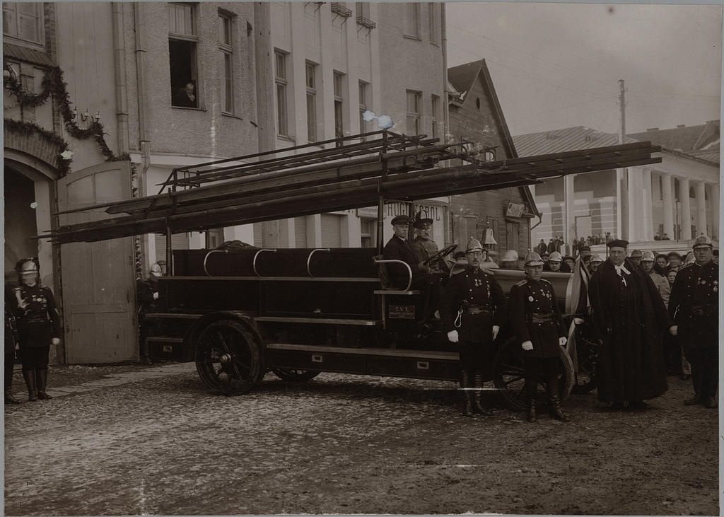 Tartu VTÜ ronijate jaoskonna juhtkond ja vaimulik tuletõrjeauto sisseõnnistamisel