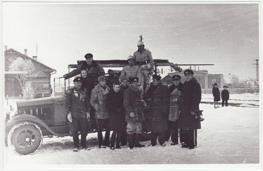 Tapa VTÜ tuletõrjetehnika kontroll, VTK liikmed koos kontrollkomisjoniga tuletõrjeauto juures