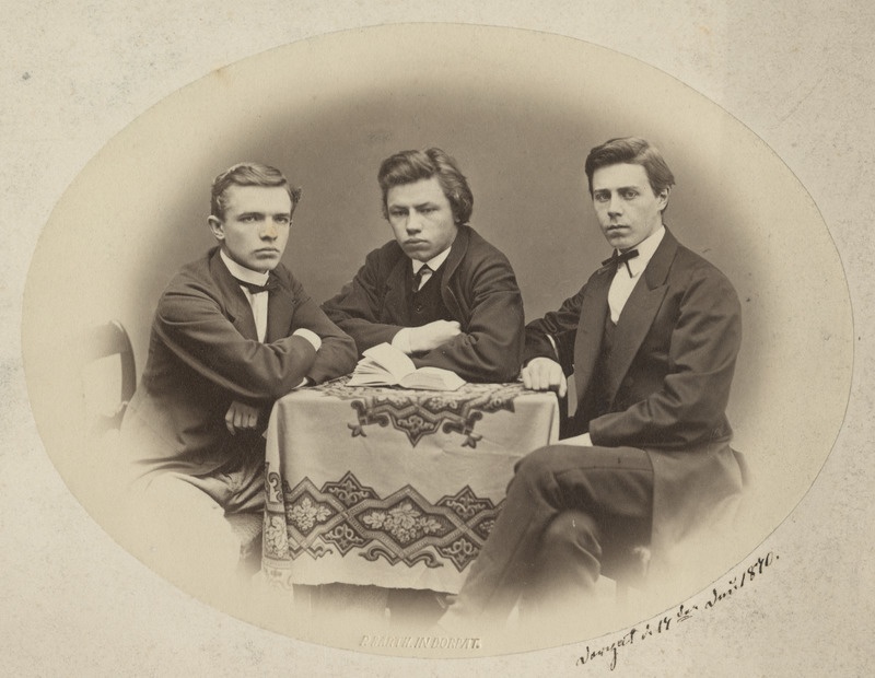 Tartu Gümnaasiumi õpilased Oskar Oehrn, Arthur Masing ja Gustav Karow, grupifoto