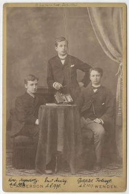 Birkenruh (Bērzaine) gümnaasiumi õpilased, hilisemad korporatsiooni "Livonia" liikmed parun Konrad Meyendorff, Ernst Auning ja Gottfried Ischreyt, grupifoto  duplicate photo
