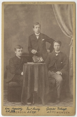 Birkenruh (Bērzaine) gümnaasiumi õpilased, hilisemad korporatsiooni "Livonia" liikmed parun Konrad Meyendorff, Ernst Auning ja Gottfried Ischreyt, grupifoto  duplicate photo