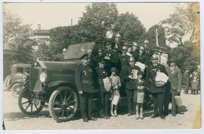 Tallinna VTÜ liikmed tuletõrjeauto juures enne rahakorjandusele minekut  duplicate photo