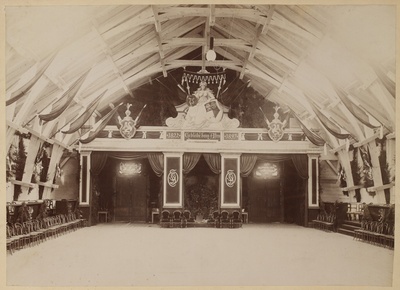 Vaade korporatsioon "Livonia" 75. aastapäevaks pidulikult ehitud vapisaalile konvendihoones  duplicate photo