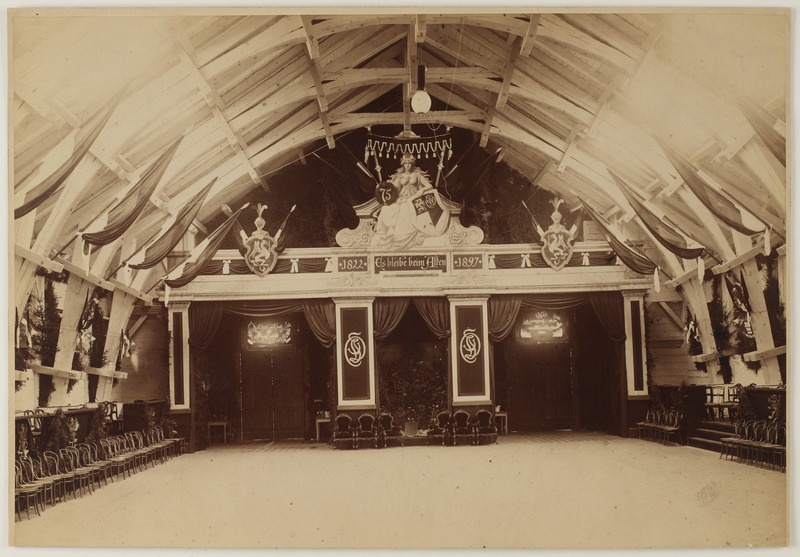 Vaade korporatsioon "Livonia" 75. aastapäevaks pidulikult ehitud vapisaalile konvendihoones