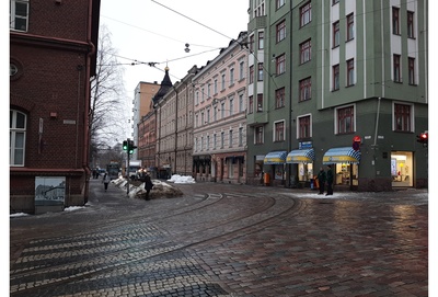 Liisankadun ja Snellmaninkadun risteys, oikealla Liisankatu 23, 25, 27, 29, joissa mm. A. Kujalan ja Cosmetica Oy:n liikehuoneistot. rephoto