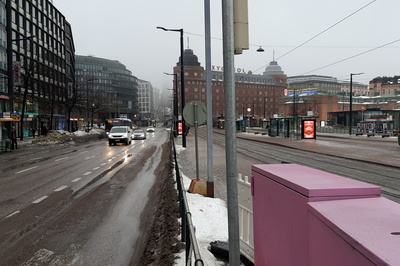 Ihmisiä katsomassa vappukulkuetta Siltasaarenkadulla. rephoto