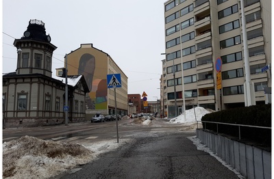 Toinen linja 8, 10, 27 Miehiä seisoskelemassa kevätauringossa Toisella linjalla Castréninkadun kulmassa. Taustalla vasemmalla Toinen linja 6:n (nyk. 8) puinen tornihuvila sekä Toinen linja 8:n (nyk. 10) kerrostalo, jonka päädyssä teksti Salama henkivakuutuksia, oikealla Toinen linja 27:n kerrostalo. rephoto
