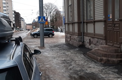 Toinen linja 8. Jalankulkijoita, kolme miestä, nainen sekä poika polkuautonsa kanssa, kävelemässä Toinen linja 6:n (nykyisin 8) puutalon edustalla. Jalkakäytävällä sementtilaatat. Näkymä Hakaniemen suuntaan. rephoto