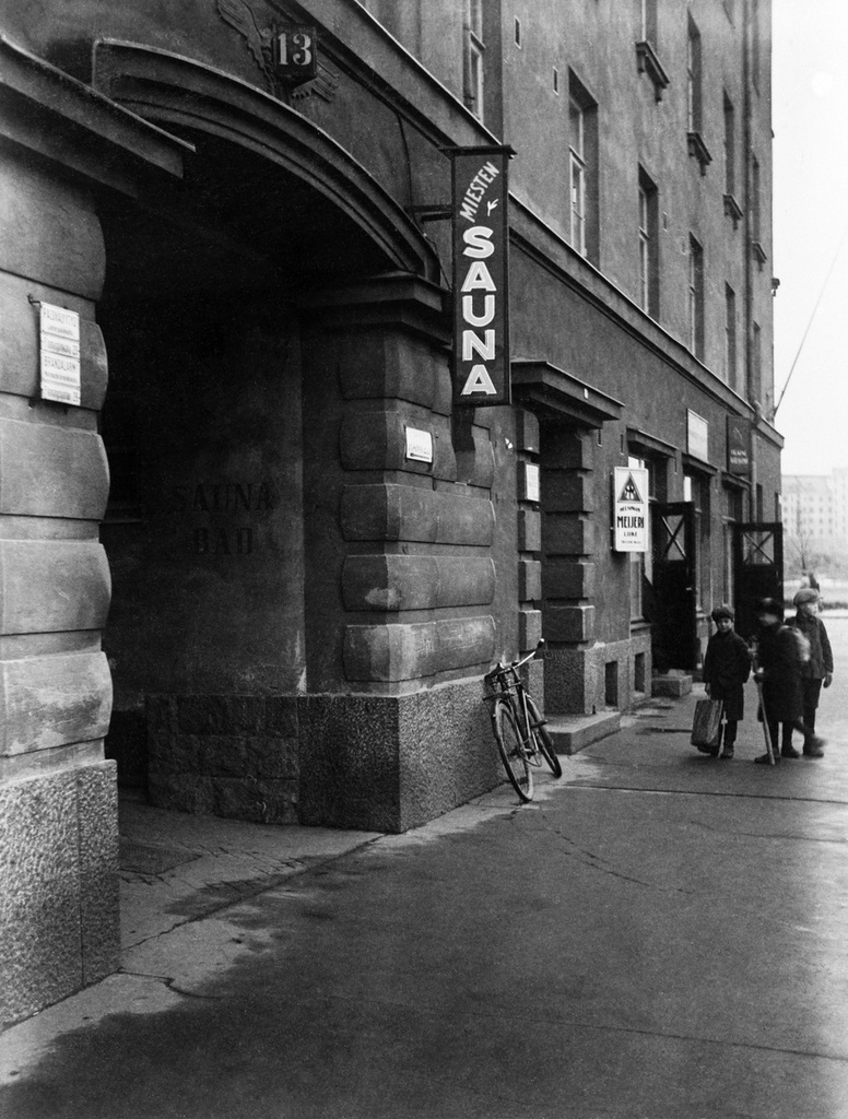 Asunto Oy Brahen yleisen saunan miesten puolen sisäänkäynti, Itäinen Brahenkatu 11 - 13