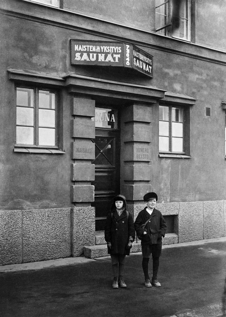 Asunto Oy Brahen yleisen saunan naisten ja yksityisen puolen sisäänkäynti, Itäinen Brahenkatu 11 - 13