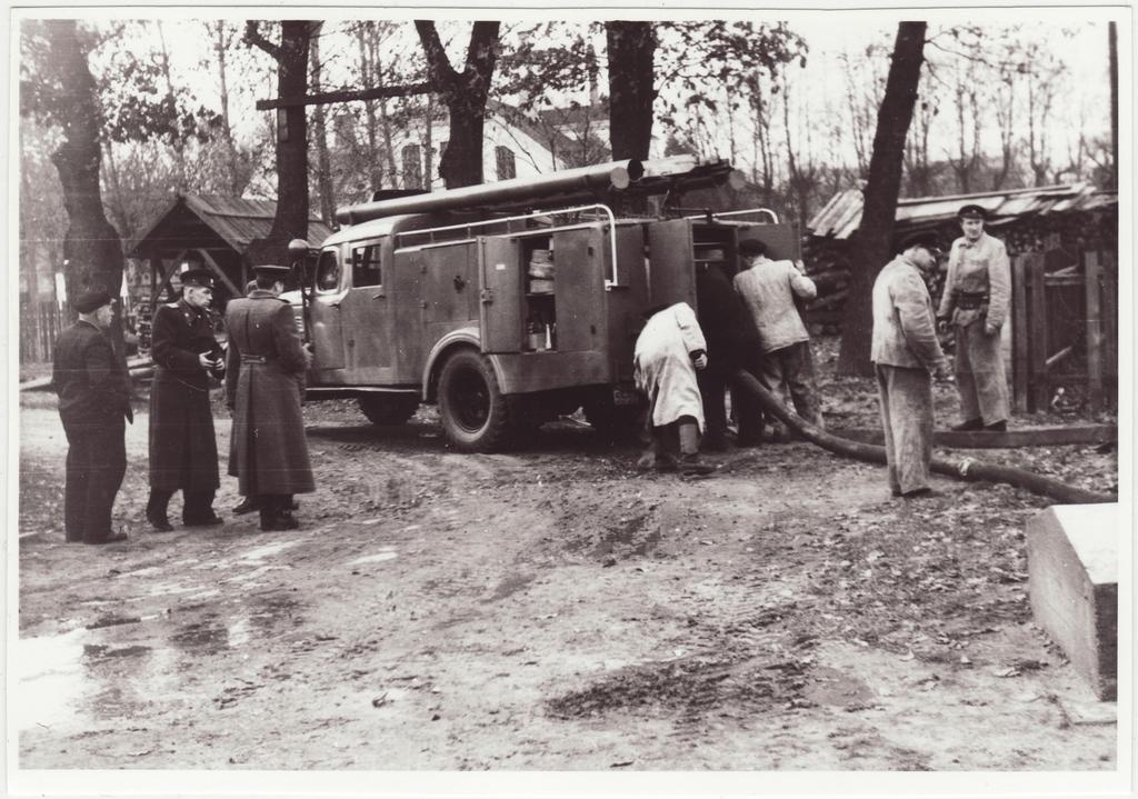 Pärnu LTK ühiskondlik ülevaatus: tuletõrjeauto veeimemise proov 1955.a.