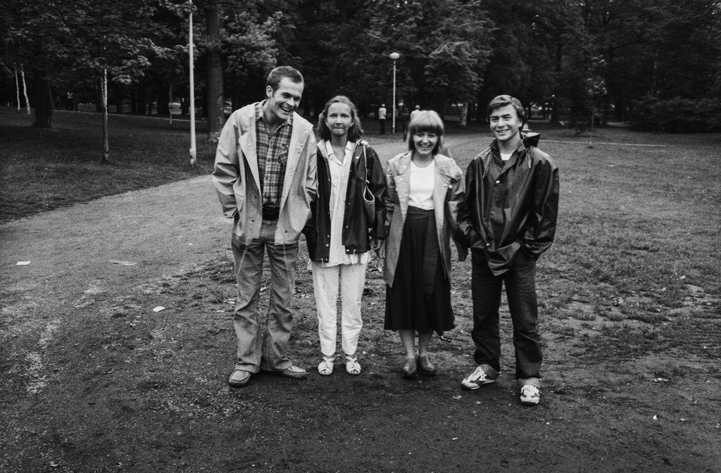 Ryhmä nuoria, kuvattu Kaivopuiston konsertin yhteydessä