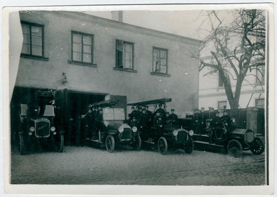 Tallinna Kutselise Tuletõrje lendsalk tuletõrjeauto juures  duplicate photo