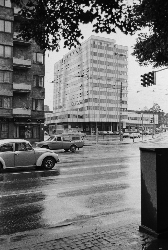 Töölön tullissa, Tukholmankadun alkupäässä, sijaitseva vuonna 1962 valmistunut Auratalo