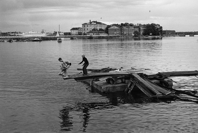 Lapsia uimassa Suomenlinnassa  duplicate photo
