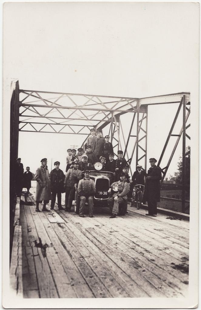 Nõmme VTÜ liikmed tuletõrjeautoga sillal