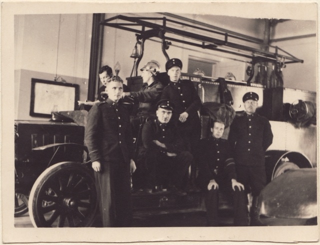 Tallinna Kutselise Tuletõrje II komando liikmed tuletõrjeauto juures