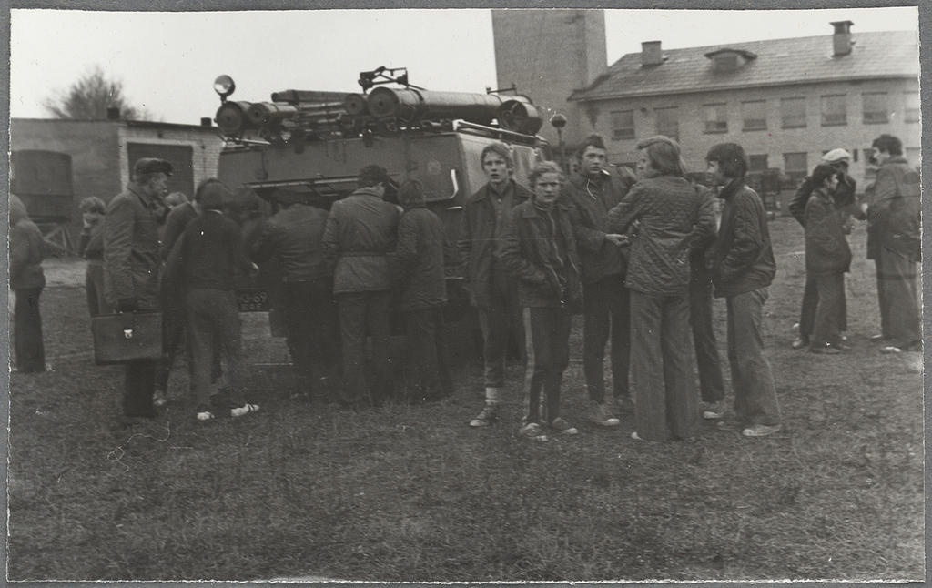 Tartu Linna TÜ noortesalkade võistlused, ettevalmistused tuletõrjeauto juures