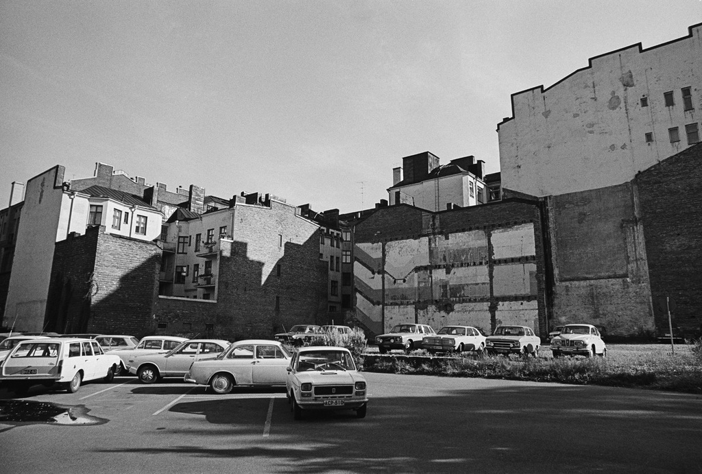 Parkkipaikka ja jälkiä puretuista rakennuksista