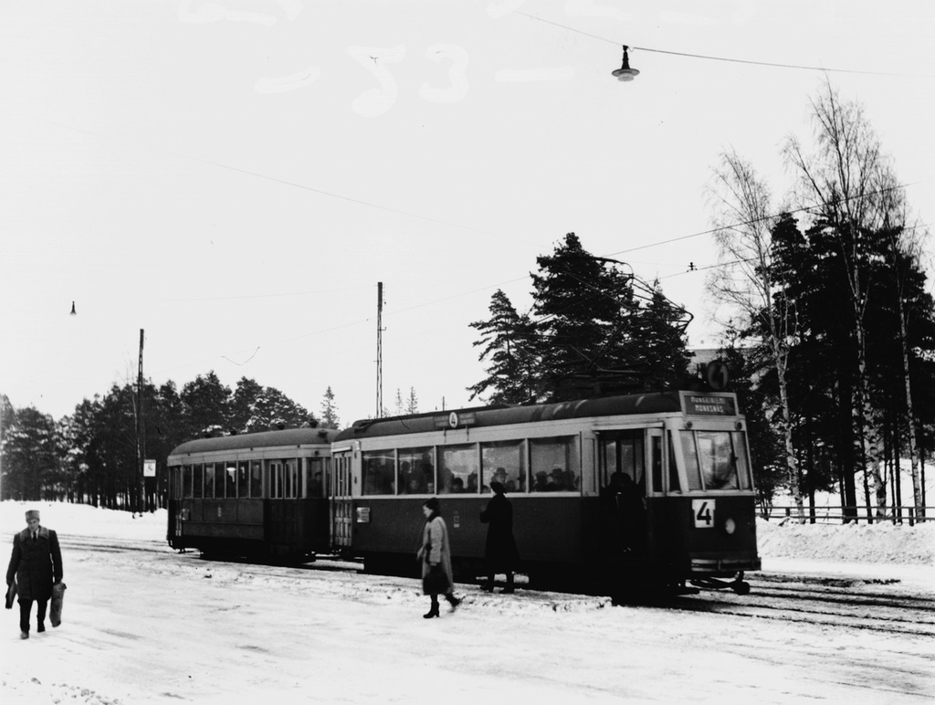 Munkkiniemen linjan raitiovaunu pysäkillä, mahdollisesti Tukholmankadulla