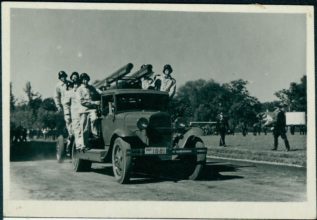 Tallinna VTÜ võistlused, tuletõrjeauto meeskonnaga stardirajal