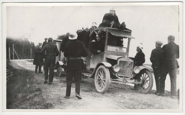Põltsamaa VTÜ liikmed tuletõrjeauto juures