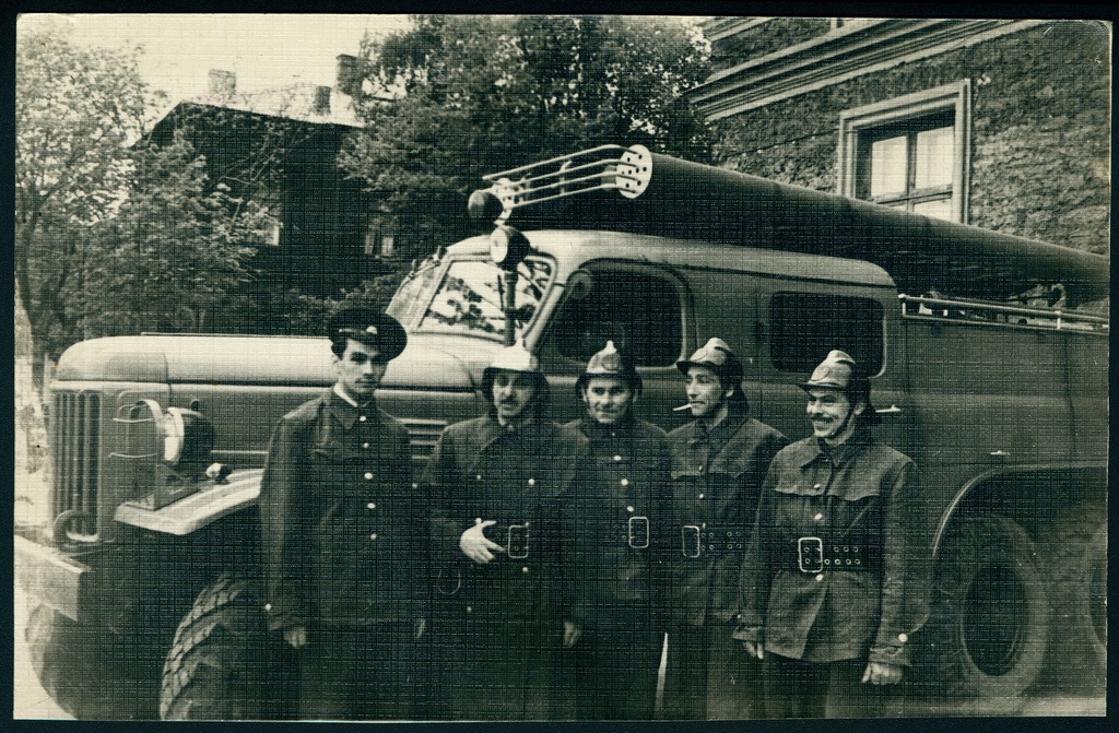 Tallinna VTK-2 liikmed tuletõrjeauto ees.