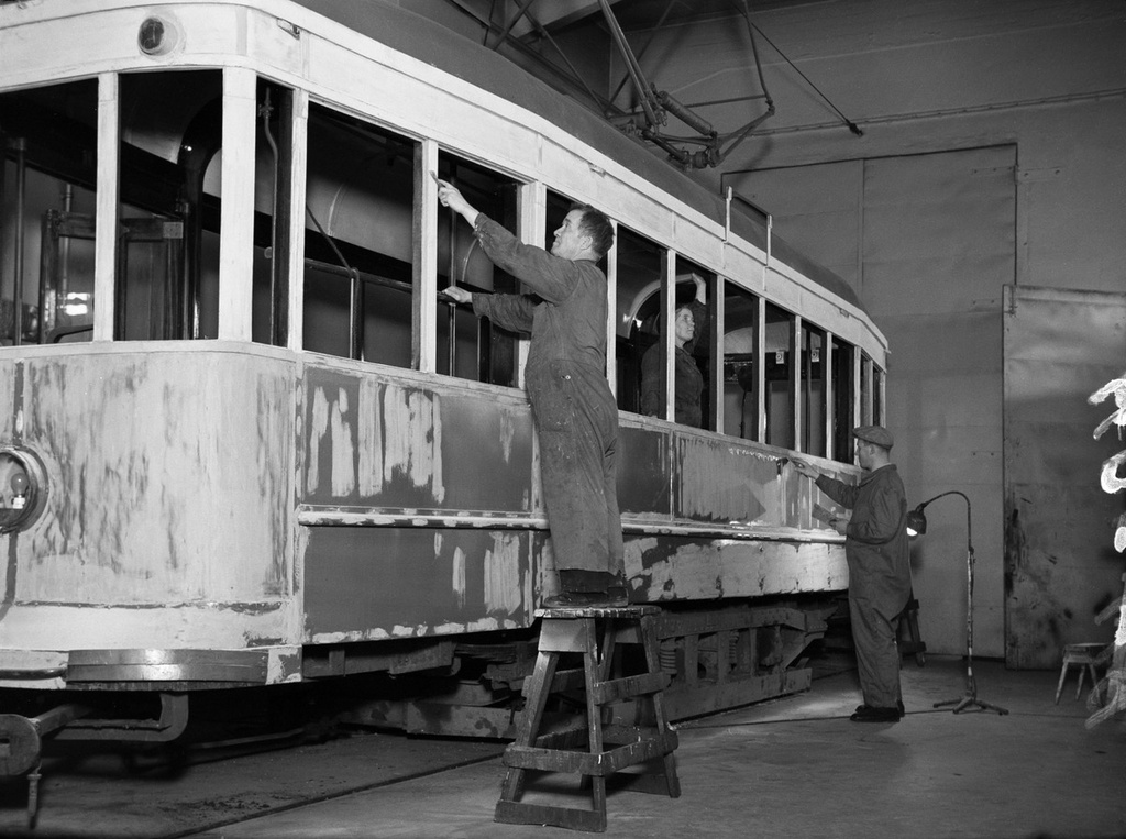 Raitiovaunun koria kunnostetaan liikennelaitoksen Vallilan varikolla