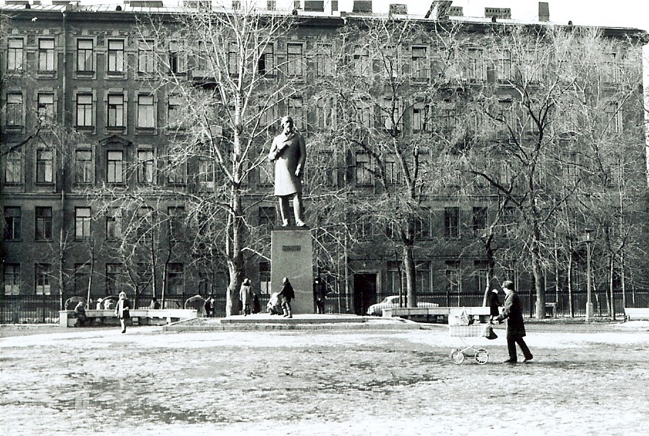 Statue of Nekrasov (9641777418) - Leningrad spring 1977