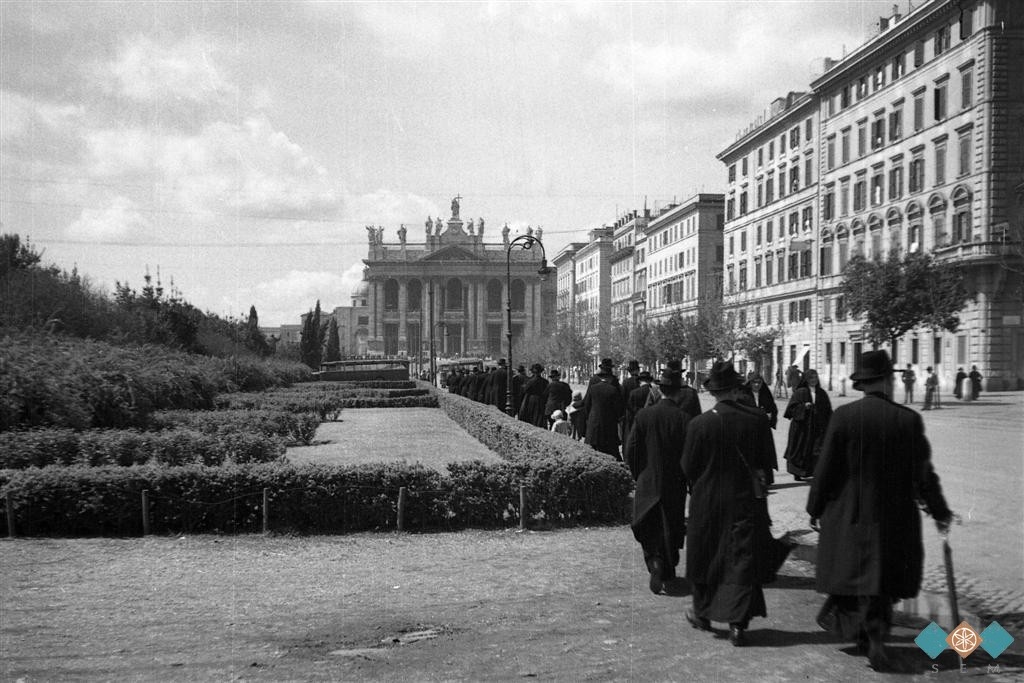 Skupina duhovnikov na poti proti papeški baziliki sv. Janeza v Lateranu 1934 - lang