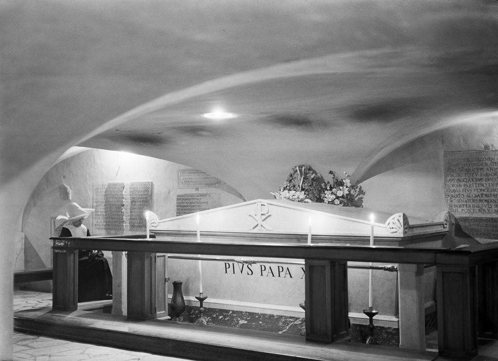 De graftombe van Paus Pius X in de crypte onder de Sint-Pietersbasiliek, Bestanddeelnr 191-1256 - The tomb of Pope Pius X in the crypt under St. Peter's Basilica
