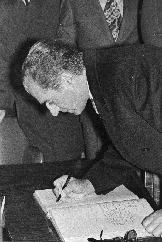 Iraani šahh Mohammad Reza Pahlavi Eesti Maaviljeluse ja Maaparanduse Teadusliku Uurimise Instituudi külalisraamatusse kirjutamas.