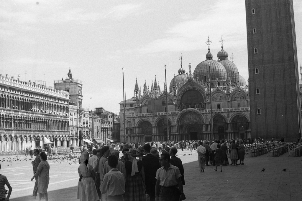 Serie fotografica (Venezia, 1961) - Serie fotografica : Venezia, 1961 / Paolo Monti. - Strisce: 7, Fotogrammi complessivi: 37 : Negativo b/n, gelatina bromuro d'argento/ pellicola ; 35 mm. - ((I fotogrammi hanno una doppia numerazione. . - Sul portanegativi: Pentax Agfa 100. - Serie verde. - Nell'agenda di lavoro citata in fonti e documenti Monti specifica: "45/46 Leone piazzetta con angolo Palazzo ducale 135mm. 28 Capitello con scritta Ordine e Misura". - Fonte: Agenda di Paolo Monti: Foto Leica 1 / 1-51 verde, 1-110 nera (1958-1963), presso Archivio Paolo Monti