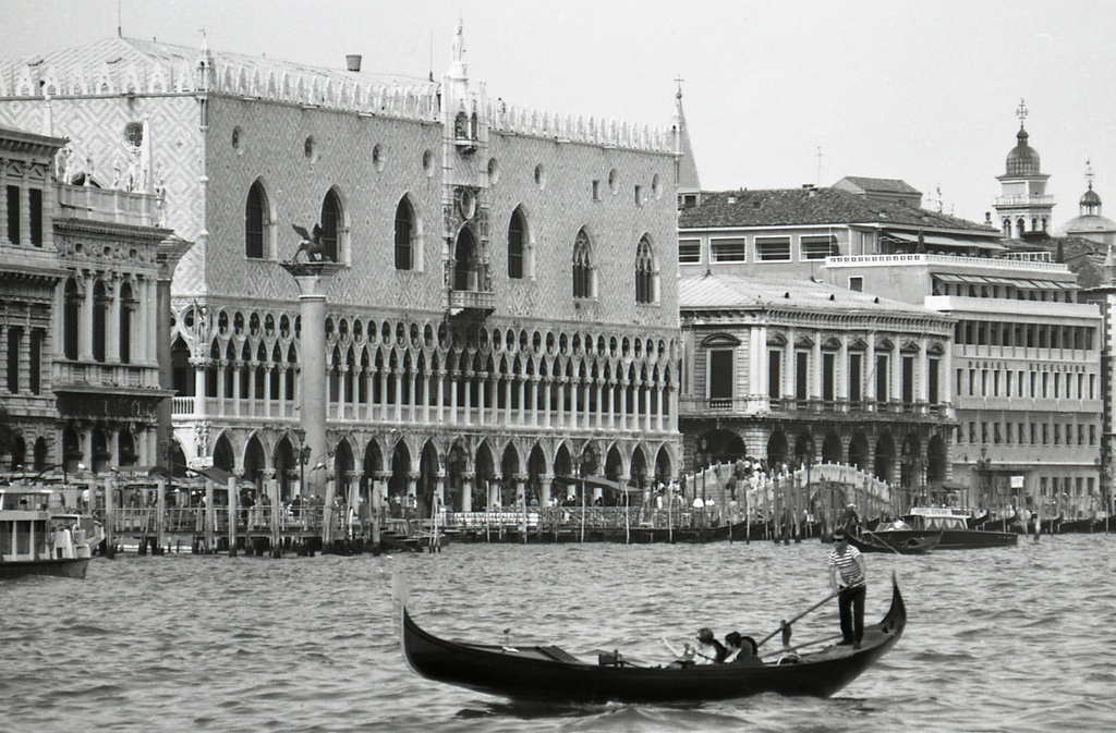 Servizio fotografico (Venezia, 1968) - Servizio fotografico : Venezia, 1968 / Paolo Monti. - Strisce: 7, Fotogrammi complessivi: 38 : Negativo b/n, gelatina bromuro d'argento/ pellicola ; 35 mm. - ((I fotogrammi hanno una doppia numerazione. . - Sul portanegativi: Nikon Agfa 21. - Sul dorso del portanegativi Monti specifica: "Particolari barocchi, manifesti, gondole, riflessi". - Probabilmente questa specifica in penna biro rossa si riferisce a ricerche personali che esulano dal contesto del servizio commissionato da Electa. - Occasione: Pubblicazione: "Edoardo ARSLAN, Venezia gotica: architettura civile gotica veneziana, Milano, Electa, 1970". - Fonte: Agenda di Paolo Monti: Venezia Architettura Gotica Civile / Ed. Electa maggio/giugno 1968 (1968/05-1968/06), presso Archivio Paolo Monti