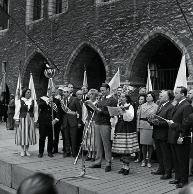 Kõiki Eestimaa rajoone läbinud laulupeotõrviku üleandmisel Tallinna esindajatele loevad linna tuletervituse ette näitlejad Ita Ever ja Mati Klooren.  similar photo