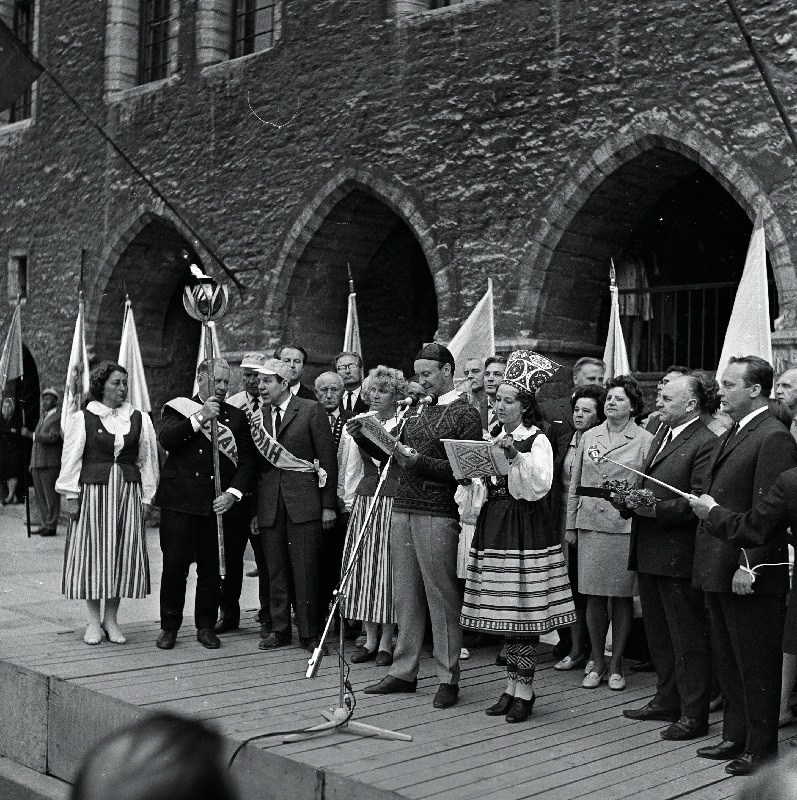 Kõiki Eestimaa rajoone läbinud laulupeotõrviku üleandmisel Tallinna esindajatele loevad linna tuletervituse ette näitlejad Ita Ever ja Mati Klooren.