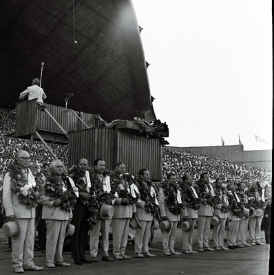 Juubelilaulupeo üldjuhid (vasakult): 1. Richard Ritsing, 2. Leopold Vigla, 3. üldlaulupeo peakomisjoni esimees Arnold Green, 4. Heino Kaljuste, 5. Lembit Verlin, 6. Arvo Ratassepp, 7. Uno Järvelo, 8. Helmut Orusaar,9. Neeme Järvi, 10. John Tungal (?), 12. Heino Rannap, 13. Aksel Pajupuu. Dirigendipuldis Jüri Variste.  similar photo