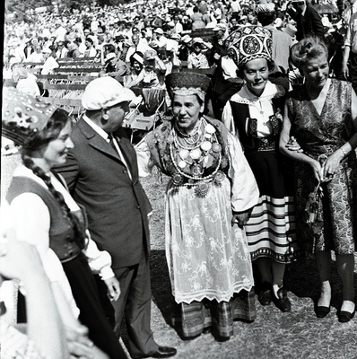 Eestimaa Kommunistliku Partei Keskkomitee esimene sekretär J. Käbin ja NSV Liidu kultuuriminister J. Furtseva lauljate keskel Lauluväljakul.  similar photo