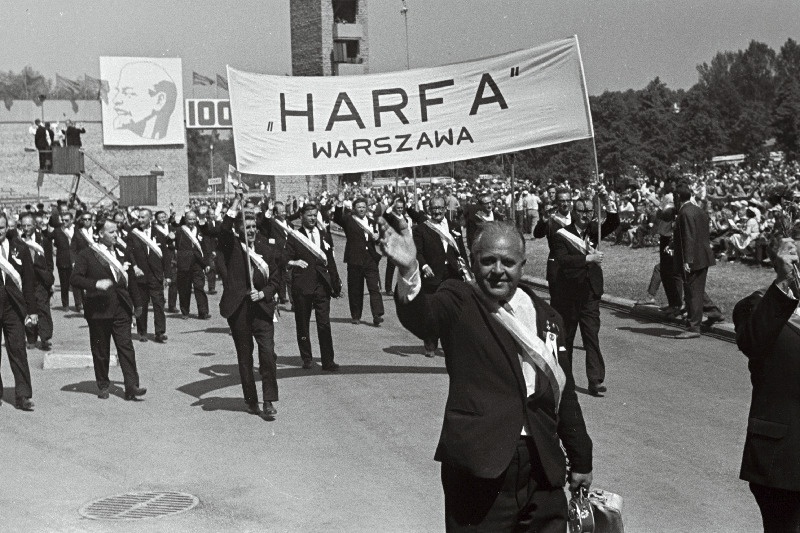 Poola Rahvavabariigi meeskoor "Harfa" juubelilaulupeo rongkäigus.