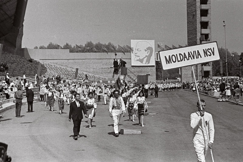 A. Russo nimelise Beltsõ Pedagoogilise Instituudi segakoor juubelilaulupeo rongkäigus.
