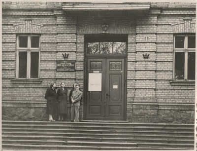 ENSV Riikliku Ajaloo Keskarhiivi a/ü komitee liikmed arhiivi trepil  similar photo
