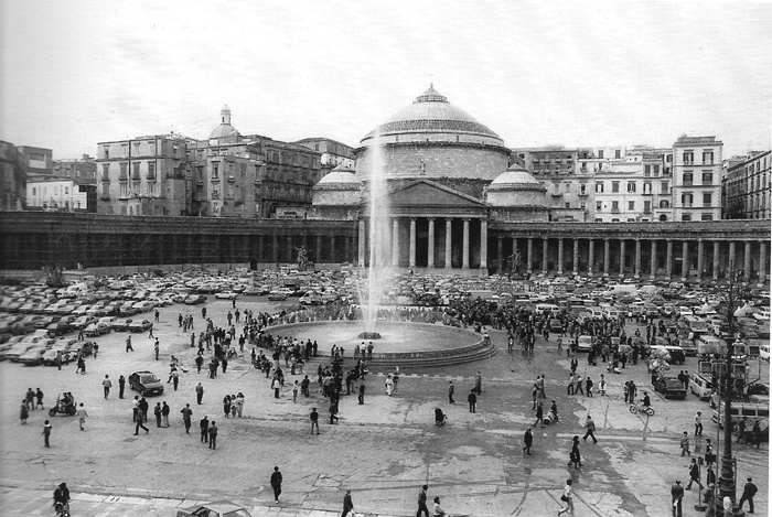 Napoli, Piazza Plebiscito, fontana del Serino - lang