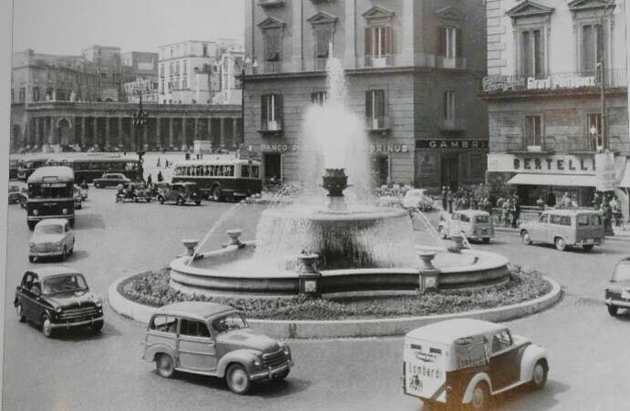 Napoli, Piazza Trieste e Trento 11 - lang