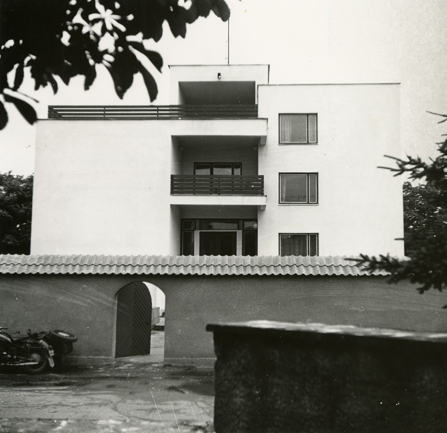 Korterelamu Pärnus, vaade sissepääsule. Arhitekt Maara Metsal