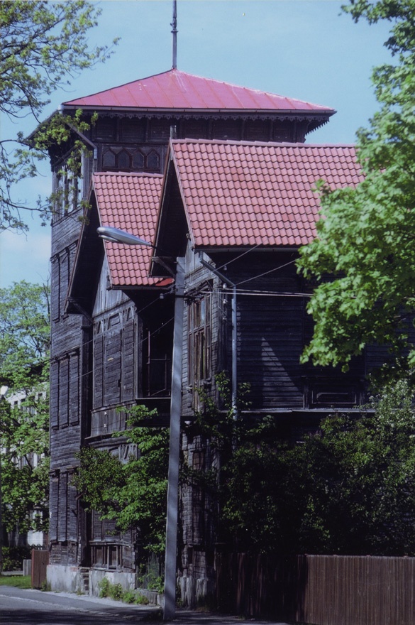 Elamu Pärnus Aisa tänaval, vaade piki tänavat