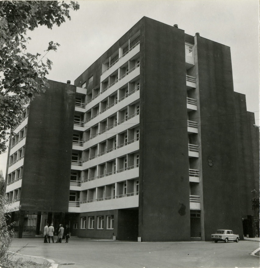 Pärnu Sanatoorium "Rahu" magamiskorpus, vaade hoonele nurgalt. Arhitektid Ülo Ilves, Lembi-Mai Siimer, Kornelia Plaks