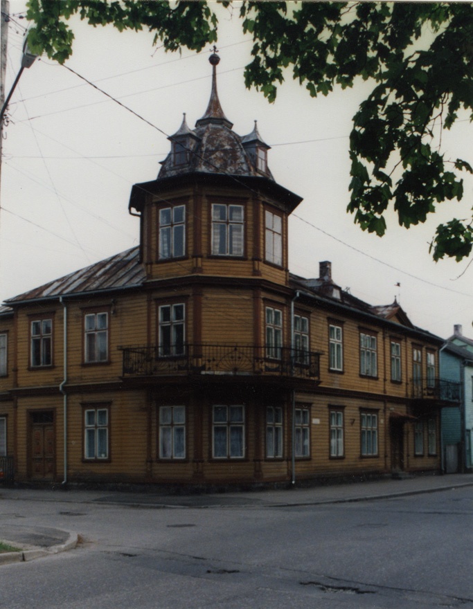 Korterelamu Pärnus Aia tänaval, hoone vaade nurgatorniga keskel