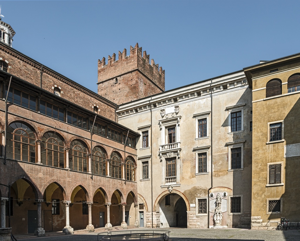 Palazzo di Cansignorio - Cortile del Tribunale (Verona) - The courtyard of the Court in Palazzo di Cansignorio of Verona.