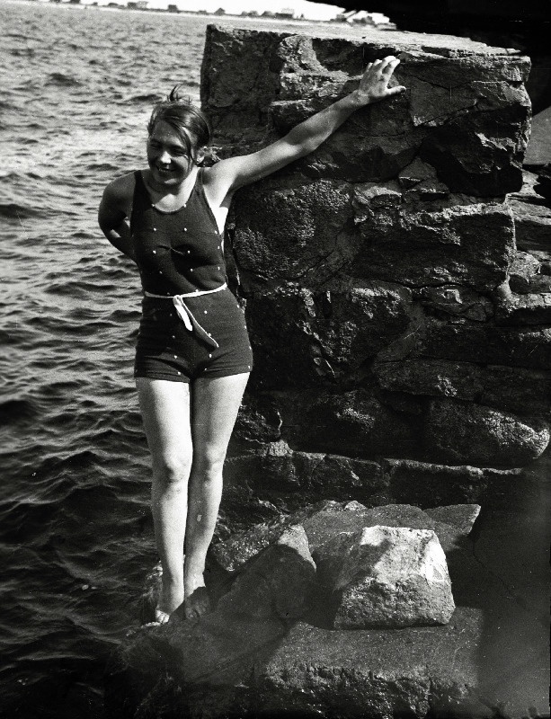 Vera (rannal) seistes.