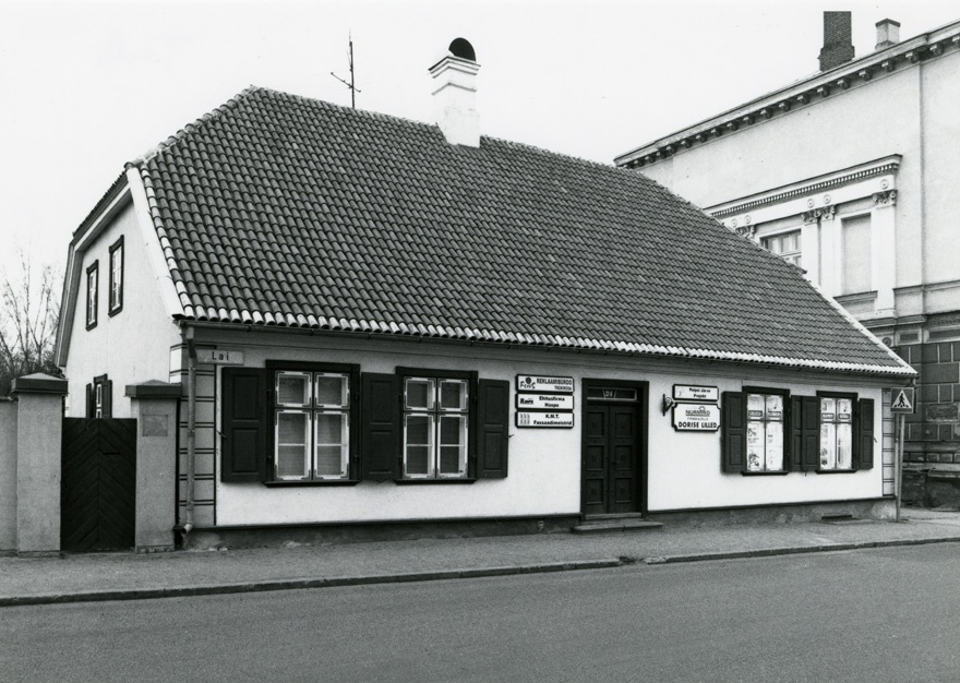 Toome valvuri maja Tartus, vaade hoonele nurgalt. Arhitekt Karl Rathhaus